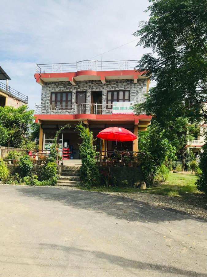 Hotel Sweetland Sauraha Esterno foto
