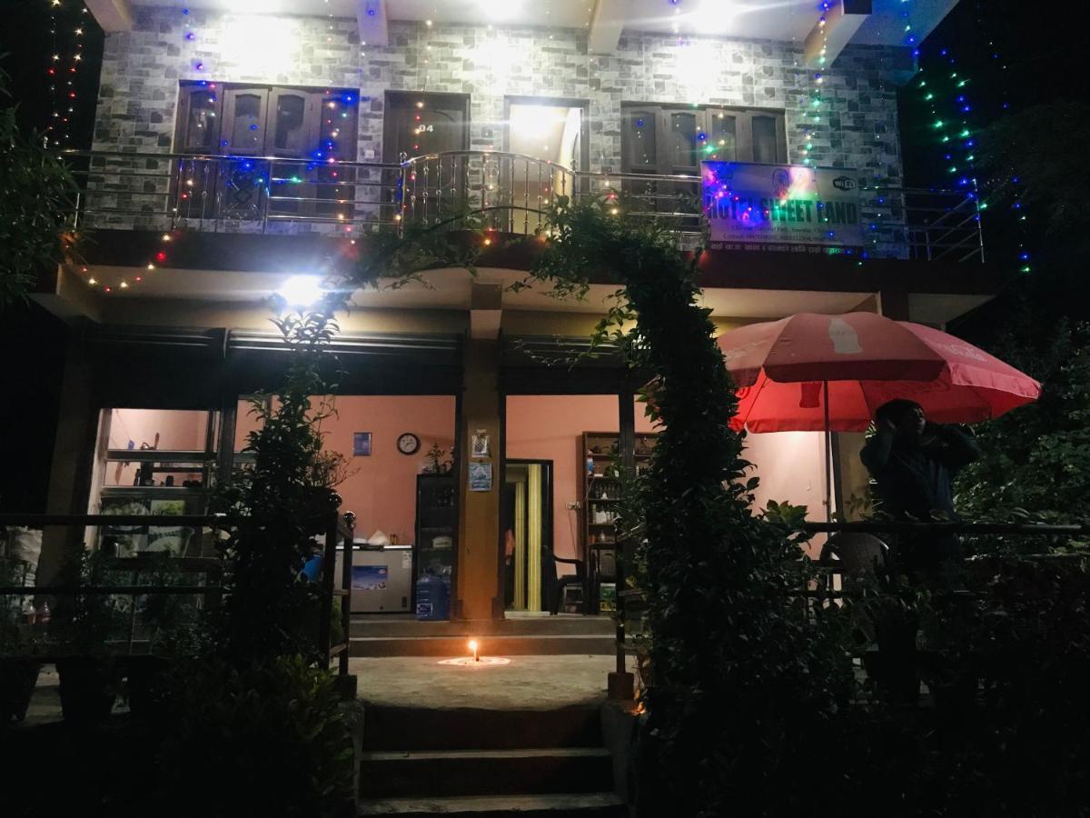 Hotel Sweetland Sauraha Esterno foto